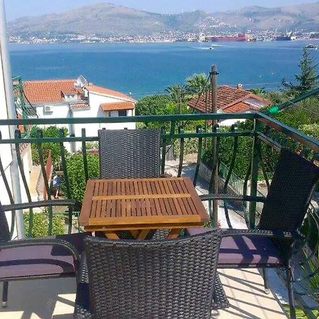 Livaja Τρογκίρ